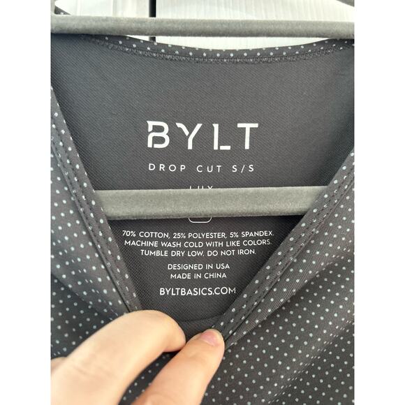 BYLT Drop Cut Lux Grey Micro Polka Dot Short Sleeve Shirt - Picture 2 of 5